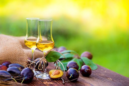 Foto: Schnapsgläser auf Holztisch im Freien